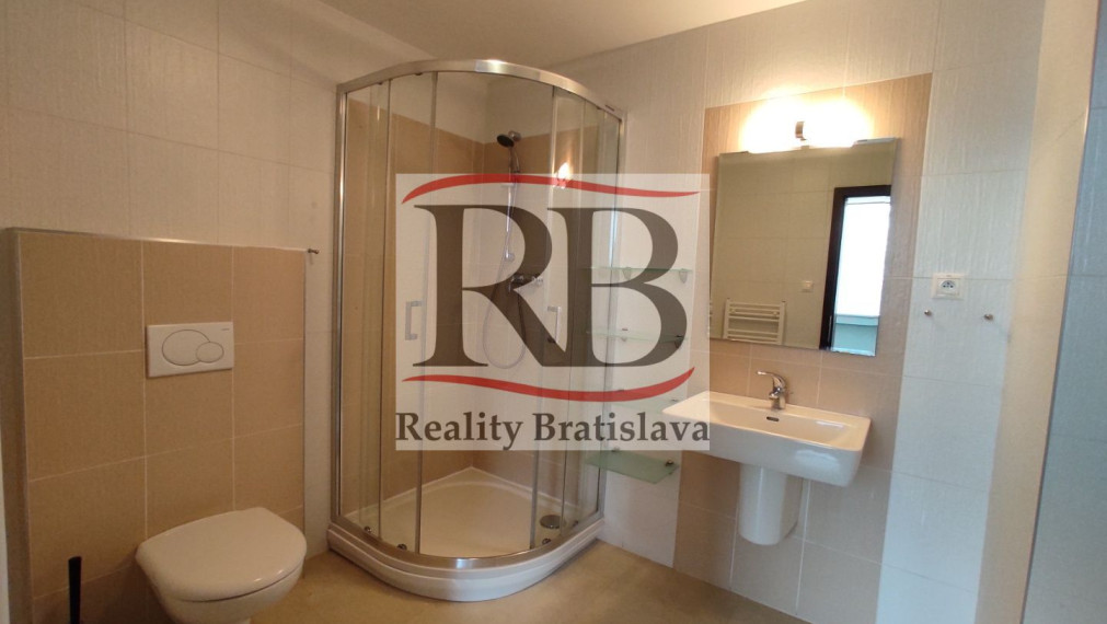 Kancelársky priestor so sociálnym zázemím a parkovaním v Business Hoteli Aston, 36m2