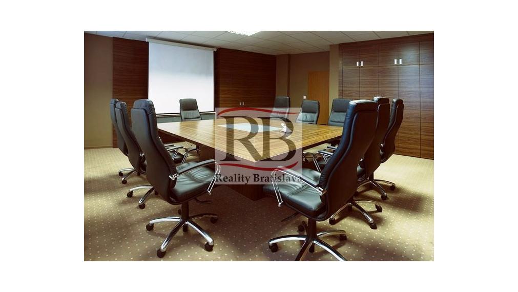 Kancelársky priestor so sociálnym zázemím a parkovaním v Business Hoteli Aston, 36m2