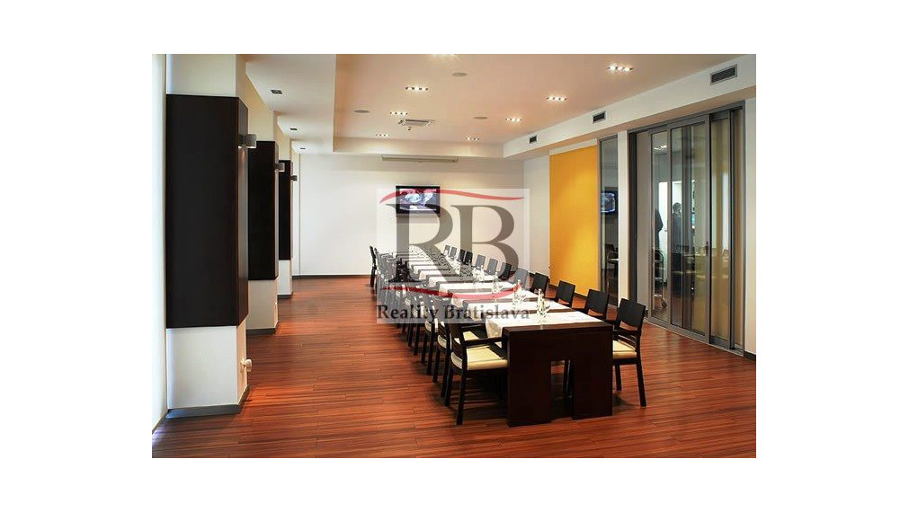 Kancelársky priestor so sociálnym zázemím a parkovaním v Business Hoteli Aston, 36m2