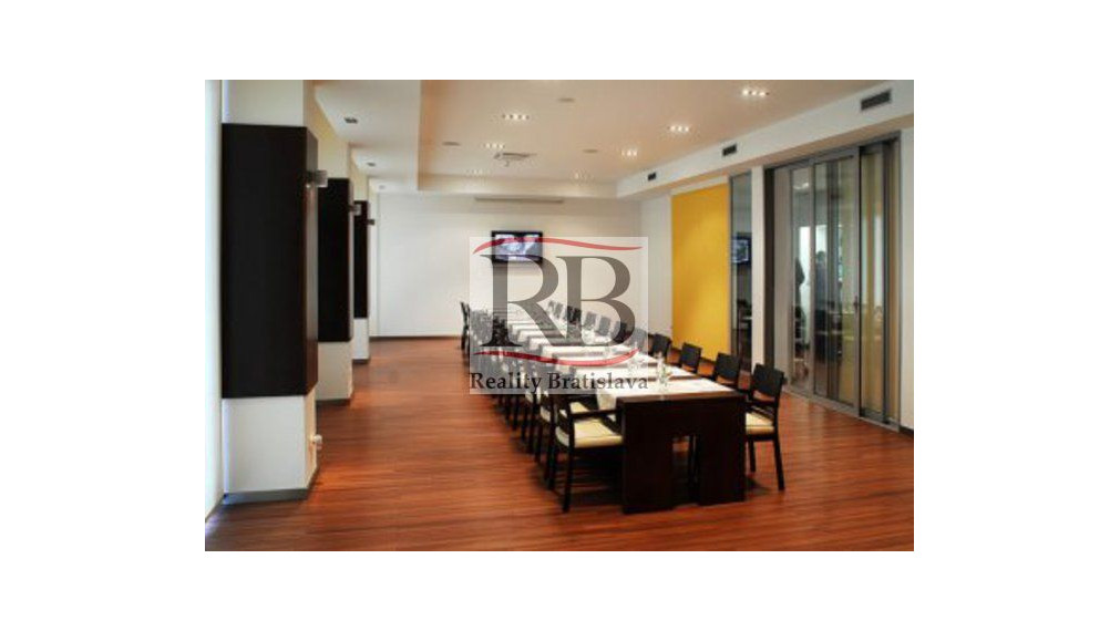 Kancelársky priestor so sociálnym zázemím a parkovaním v Business Hoteli Aston, 36m2