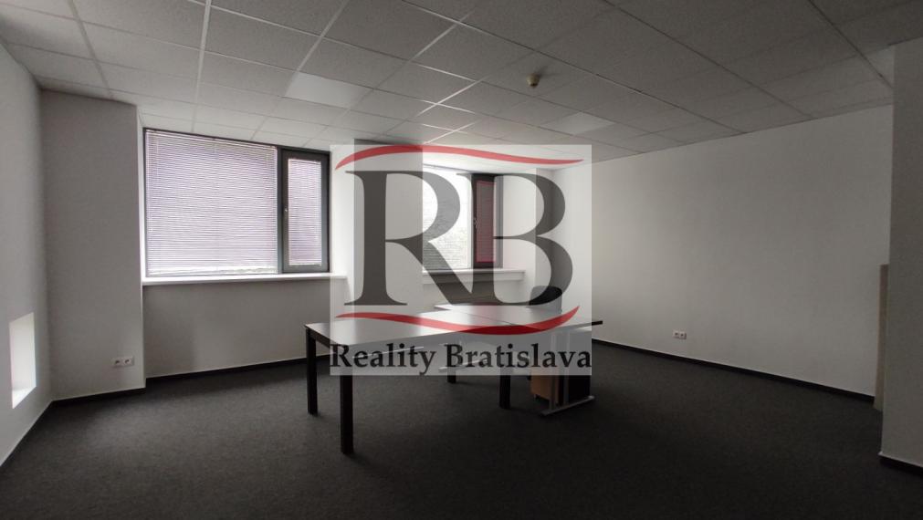 Kancelársky priestor 36m2 s parkovaním v Business Hoteli Aston, Bajkalská ulica - Ružinov