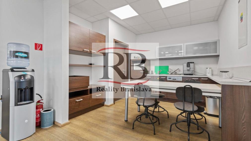 Administratívne priestory + 6x parking na prenájom, 154,40m2, Žabí Majer - Bratislava III
