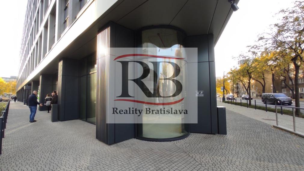 Lukratívne obchodné priestory v Apollo NIVY, Prievozská-Ružinov