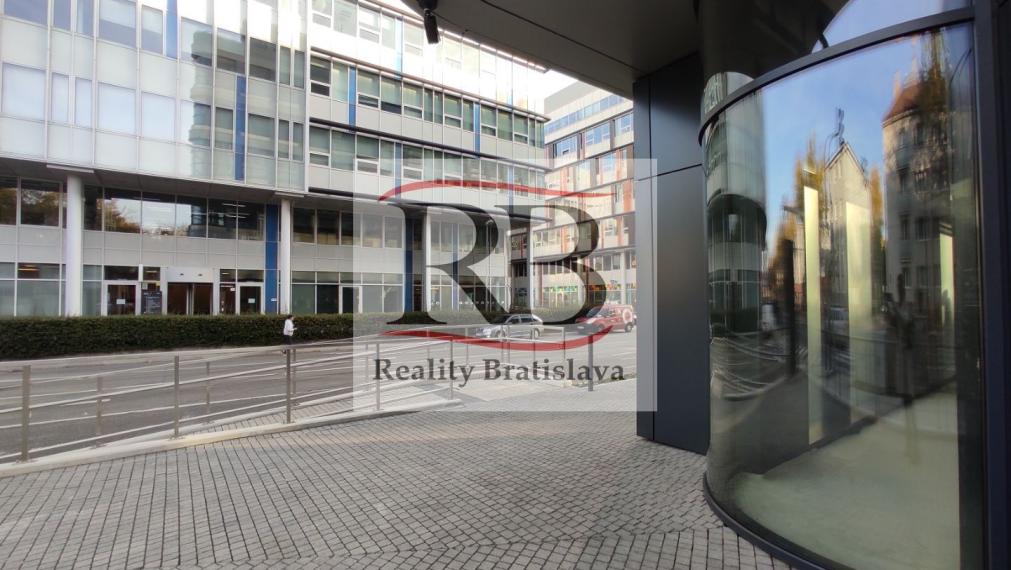 Lukratívne obchodné priestory v Apollo NIVY, Prievozská-Ružinov