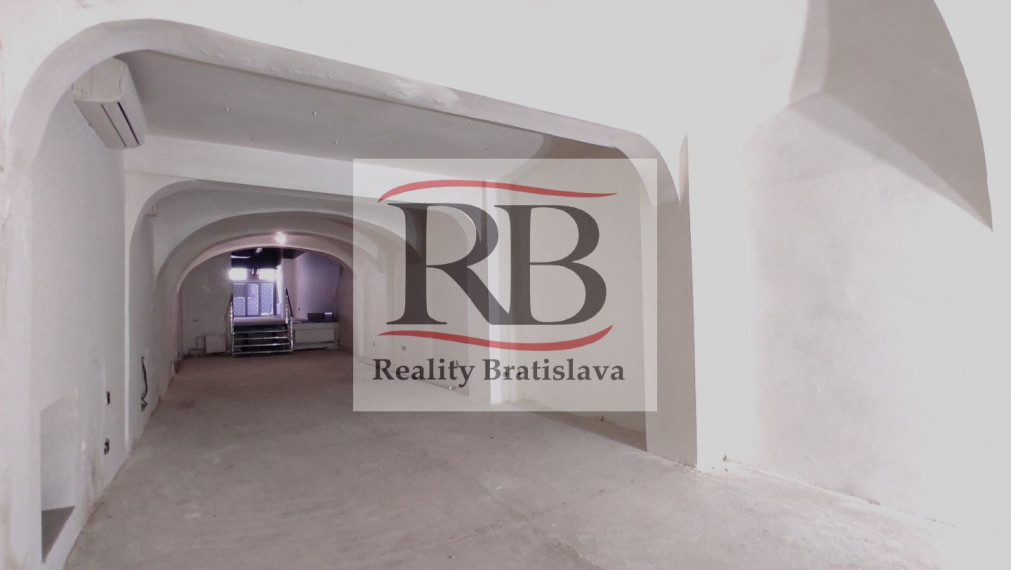 Obchodný priestor s veľkými výkladmi a vysokými stropmi na prenájom, Obchodná-BA1, 100-120m2