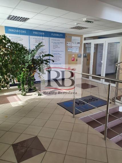 Prenájom kancelárskych a prevádzkových priestorov s parkovaním po kompletnej rekonštrukcii