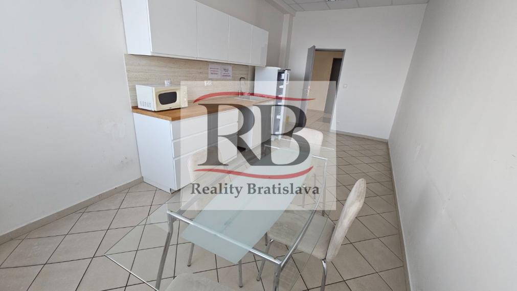 Prenájom kancelárskych a prevádzkových priestorov s parkovaním po kompletnej rekonštrukcii