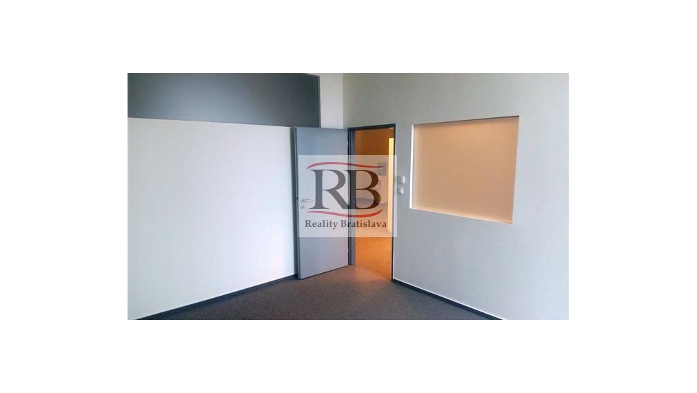 Samostatný kancelársky celok 107m² v blízkosti letiska na prenájom