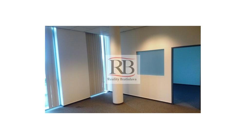 Samostatný kancelársky celok 107m² v blízkosti letiska na prenájom