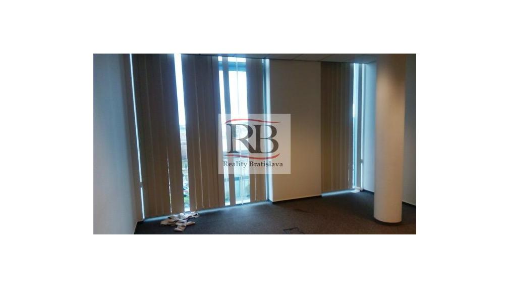 Samostatný kancelársky celok 107m² v blízkosti letiska na prenájom