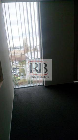 Samostatný kancelársky celok 107m² v blízkosti letiska na prenájom