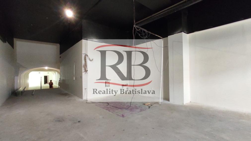 Obchodný priestor s veľkými výkladmi a vysokými stropmi na prenájom, Obchodná-BA1, 110m2