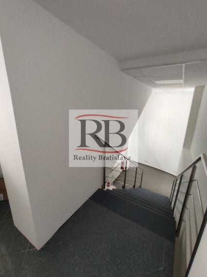Obchodno-administratívny priestor s preskleným výkladom na Račiansku ulicu, 140m2