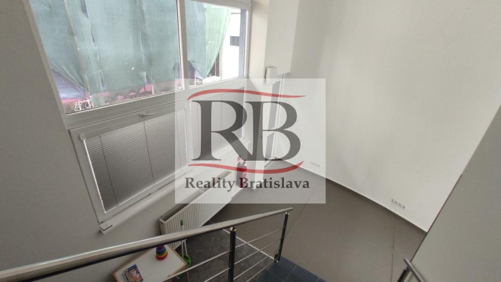 Obchodno-administratívny priestor s preskleným výkladom na Račiansku ulicu, 140m2