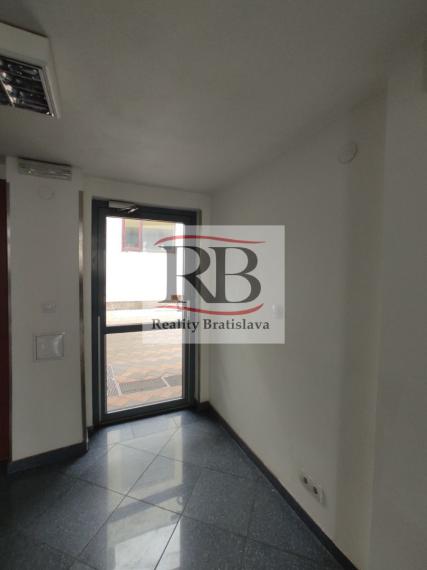 Obchodno-administratívny priestor s preskleným výkladom na Račiansku ulicu, 140m2