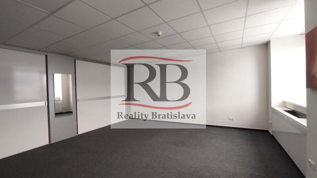 Kancelársky celok so sociálnym zázemím a parkovaním v Business Hoteli Aston, 54m2