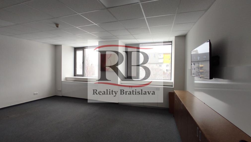 Kancelársky celok so sociálnym zázemím a parkovaním v Business Hoteli Aston, 54m2