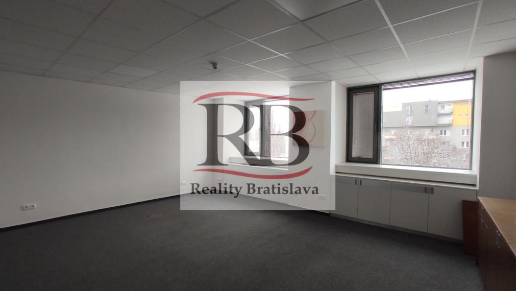 Kancelársky celok so sociálnym zázemím a parkovaním v Business Hoteli Aston, 54m2