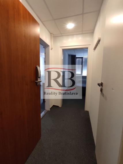 Kancelársky celok so sociálnym zázemím a parkovaním v Business Hoteli Aston, 54m2