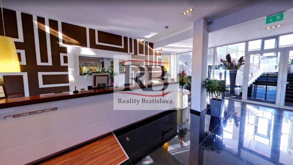 Kancelársky celok so sociálnym zázemím a parkovaním v Business Hoteli Aston, 54m2