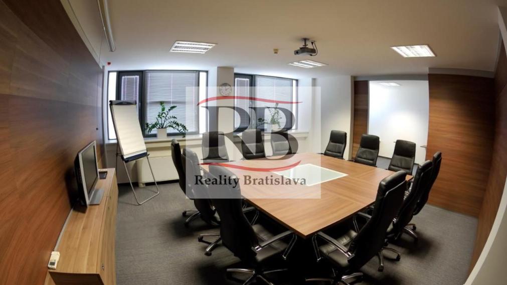 Kancelársky celok so sociálnym zázemím a parkovaním v Business Hoteli Aston, 54m2