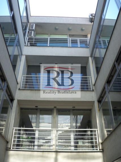 Kancelárie v blízkosti Hlavnej vlakovej stanice, Karpatská, BAI