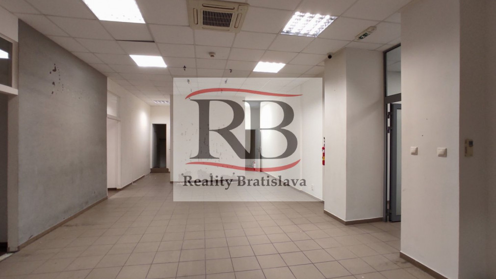 Obchodný priestor so ZDRAVOTNÍCKYM ŠTANDARDOM, vysokými stropmi, 2 vstupmi a parkovaním, Hotel Bratislava, BAII, 260m2