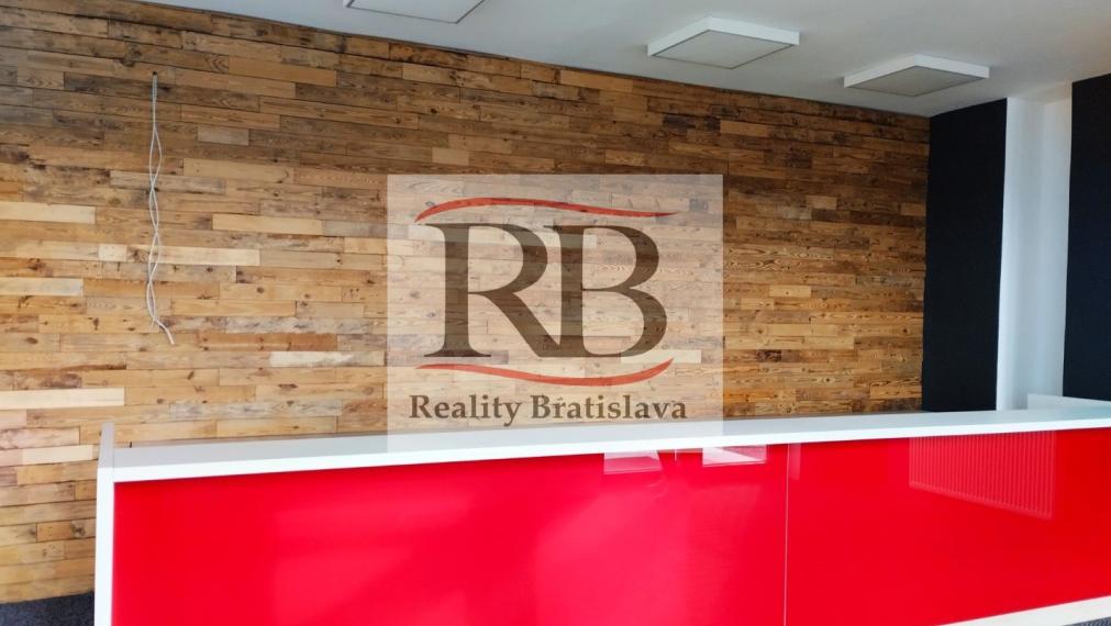 Samostatný oplotený objekt 2100 m2 Devínska Nová Ves