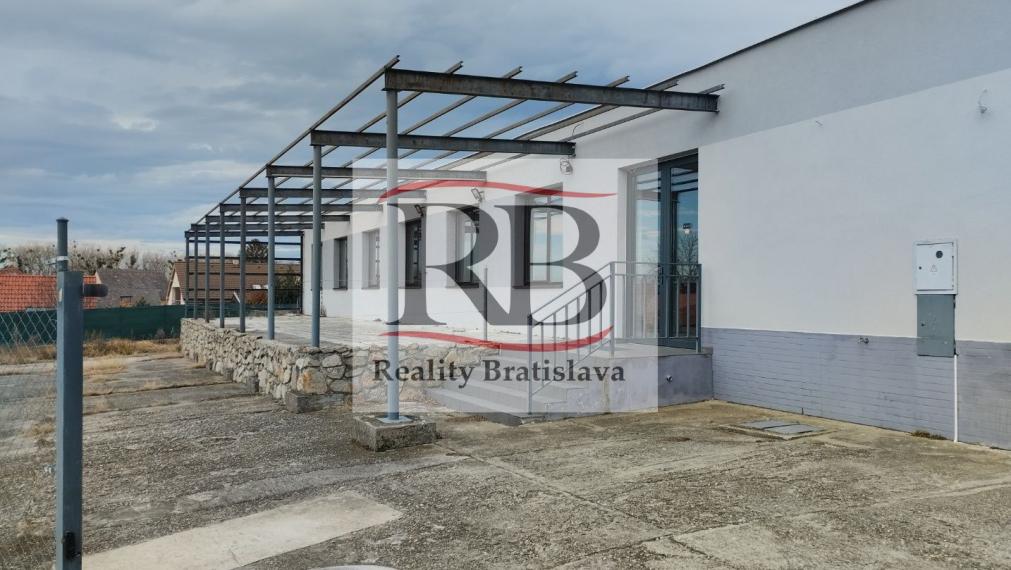 Samostatný oplotený objekt 2100 m2 Devínska Nová Ves