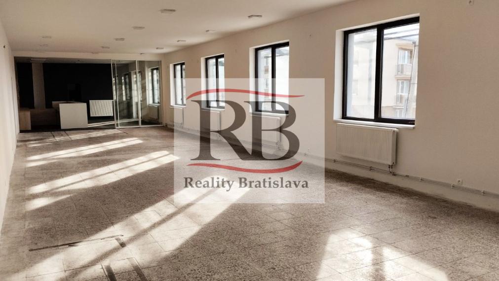 Samostatný oplotený objekt 2100 m2 Devínska Nová Ves