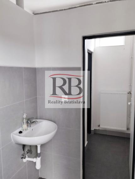 Samostatný oplotený objekt 2100 m2 Devínska Nová Ves