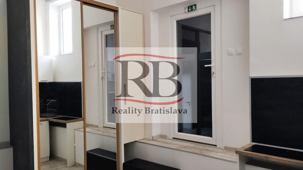 Samostatný oplotený objekt 2100 m2 Devínska Nová Ves