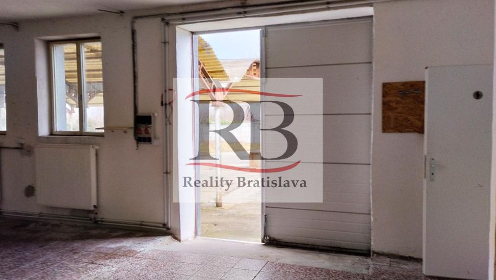 Samostatný oplotený objekt 2100 m2 Devínska Nová Ves