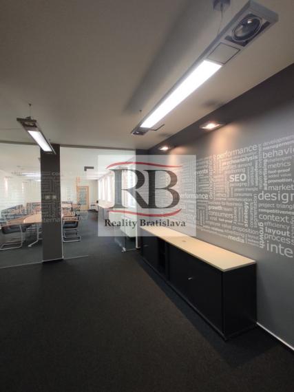 Kancelársky celok v reprezentatívnom historickom objekte v centre, 145 m2