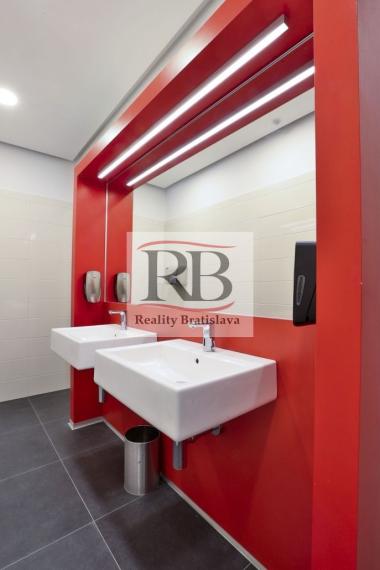 Kancelársky celok v reprezentatívnom historickom objekte v centre, 145 m2