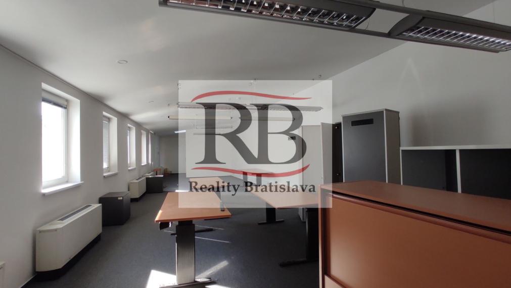 Kancelársky celok v reprezentatívnom historickom objekte v centre, 193,8 m2