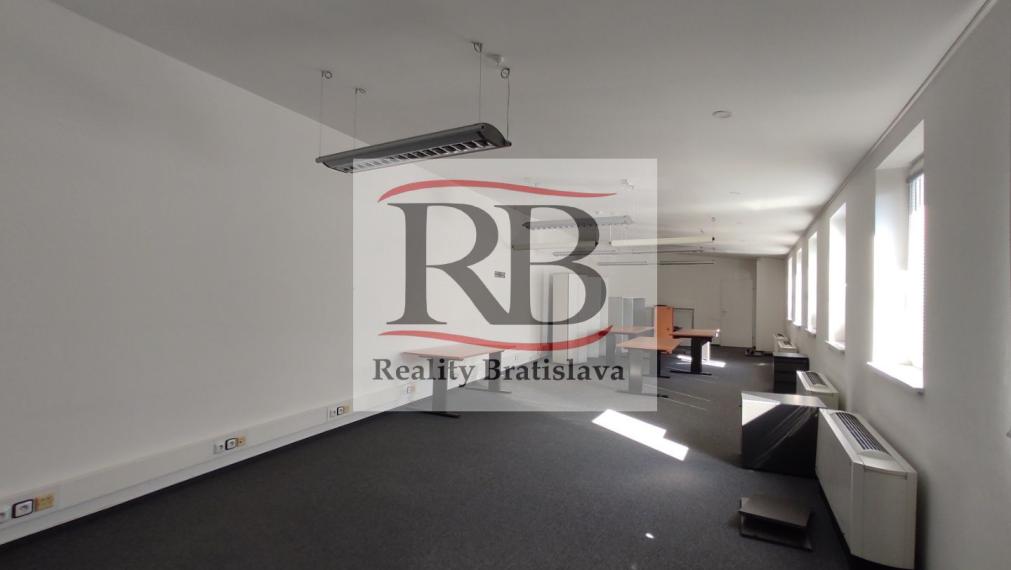 Kancelársky celok v reprezentatívnom historickom objekte v centre, 125 m2