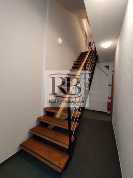 Kancelársky celok v reprezentatívnom historickom objekte v centre, 125 m2