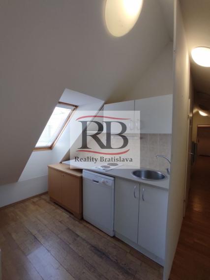 Kancelársky celok v reprezentatívnom historickom objekte v centre, 125 m2