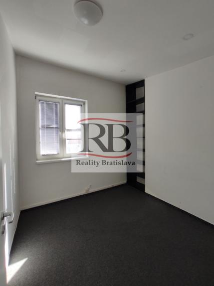 Kancelársky celok v reprezentatívnom historickom objekte v centre, 125 m2