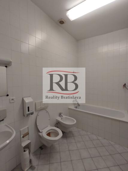 Kancelársky celok v reprezentatívnom historickom objekte v centre, 125 m2