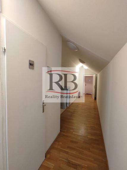 Kancelársky celok v reprezentatívnom historickom objekte v centre, 125 m2