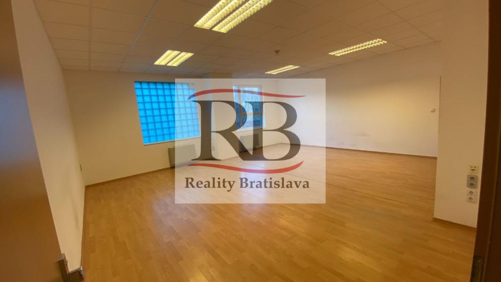 Kancelársky priestor 38,12m2 v Petržalke na Úderníckej ul.