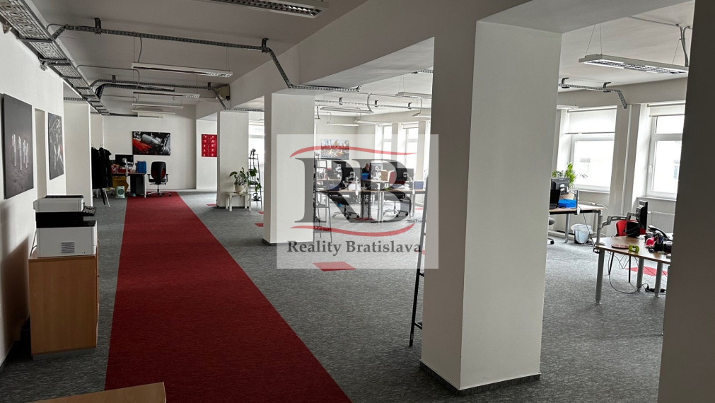 Celok kancelárií v blízkosti Klientskeho centra, Trnavská cesta, 310m2