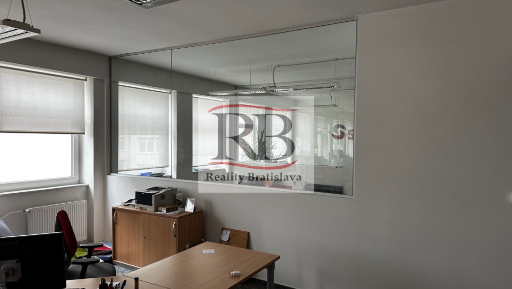 Celok kancelárií v blízkosti Klientskeho centra, Trnavská cesta, 310m2