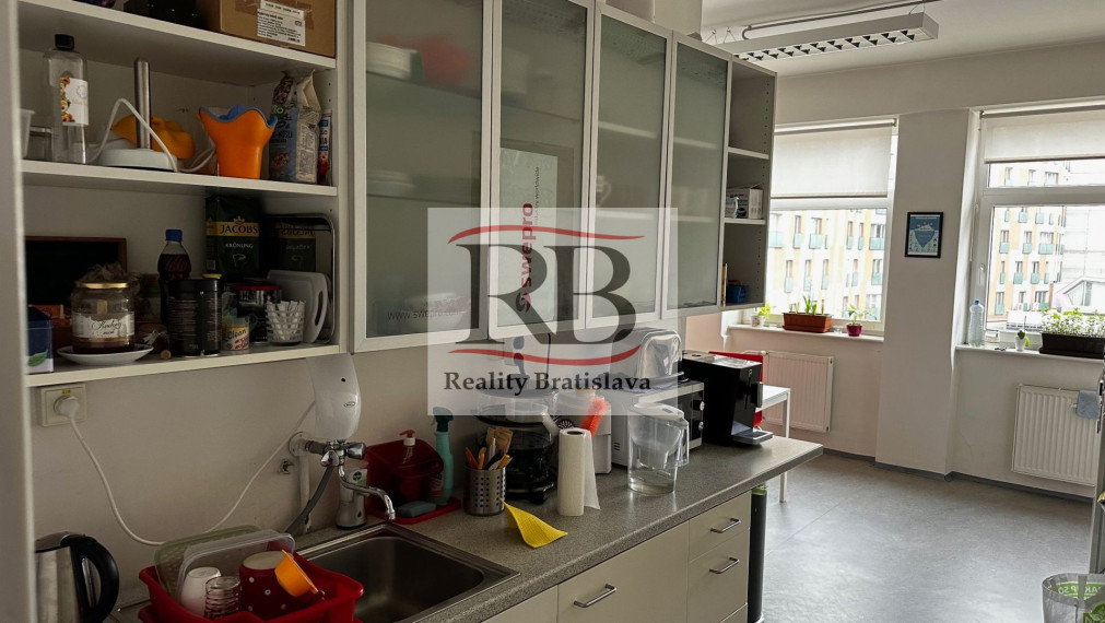 Celok kancelárií v blízkosti Klientskeho centra, Trnavská cesta, 310m2