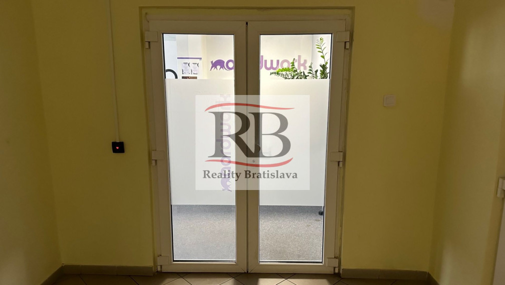 Celok kancelárií v blízkosti Klientskeho centra, Trnavská cesta, 310m2