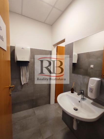 Priestory vhodné na fyzio, masáže, kliniku s parkovaním na Bajkalskej ulici, BAII, 394m2