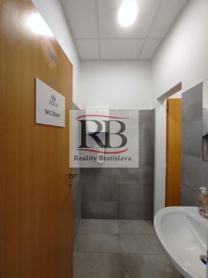 Priestory vhodné na fyzio, masáže, kliniku s parkovaním na Bajkalskej ulici, BAII, 394m2