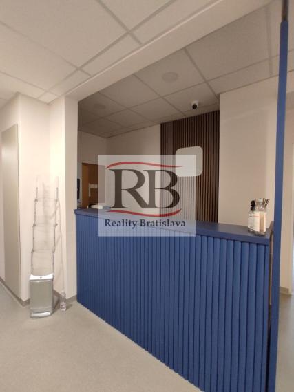 Priestory vhodné na fyzio, masáže, kliniku s parkovaním na Bajkalskej ulici, BAII, 394m2